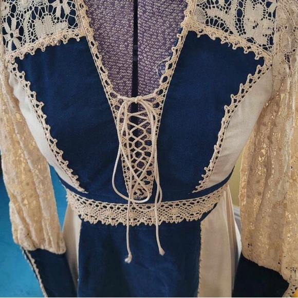 Vintage 1970s Gunne Sax
Renaissance Teal Velvet crochet lace Ivory. US4 - Picture 3 of 10